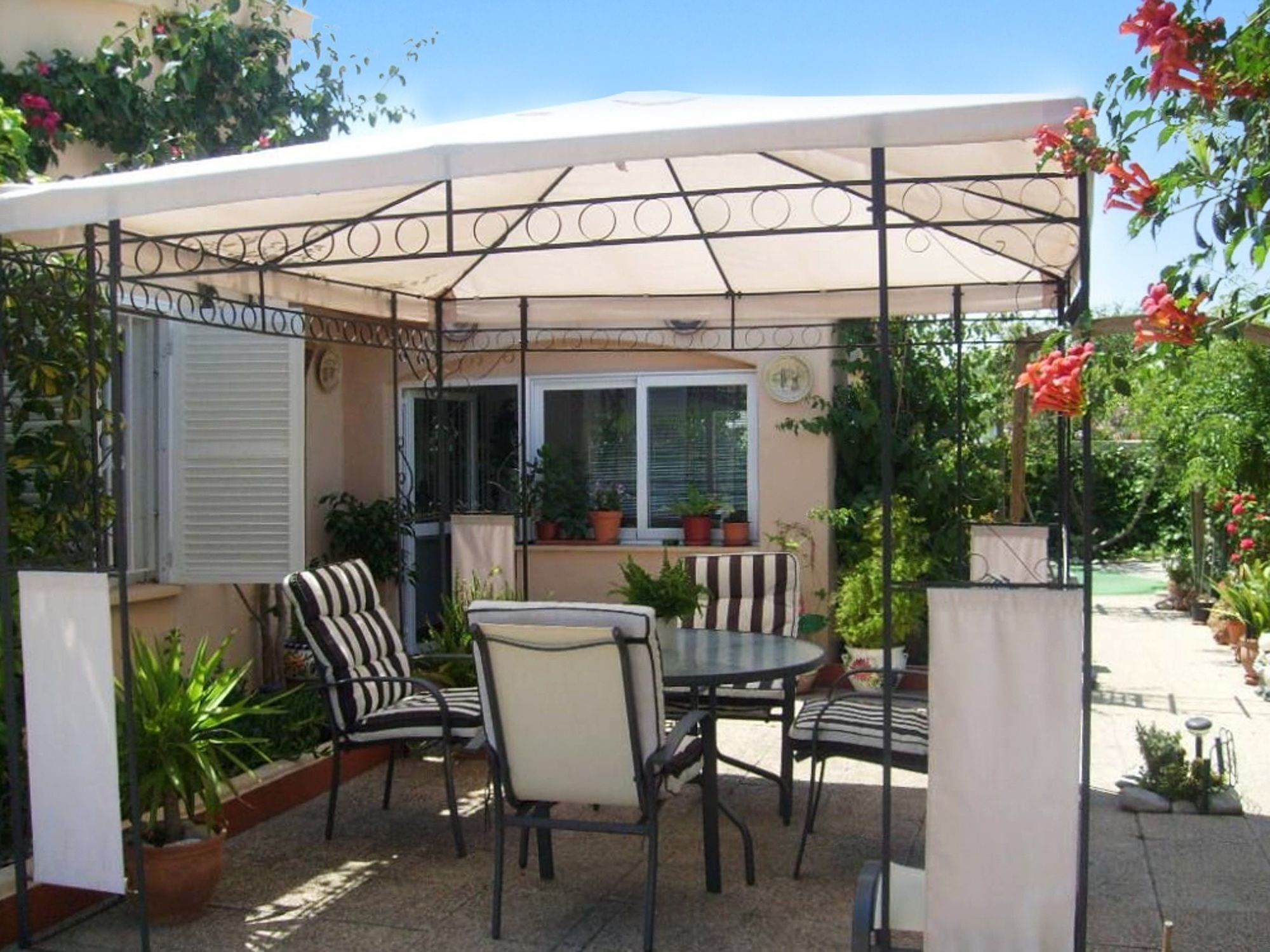Well-appointed, 4-bedroom House In Alcudia With A Furnished Terrace An *